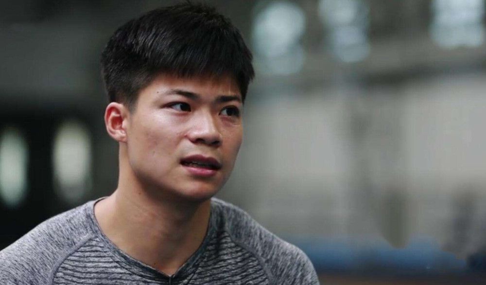 千寻在小白、锅炉爷爷和小林等人的帮助下，好不容易来到汤婆婆的房间，不断地向汤婆婆要求得到一份工作。